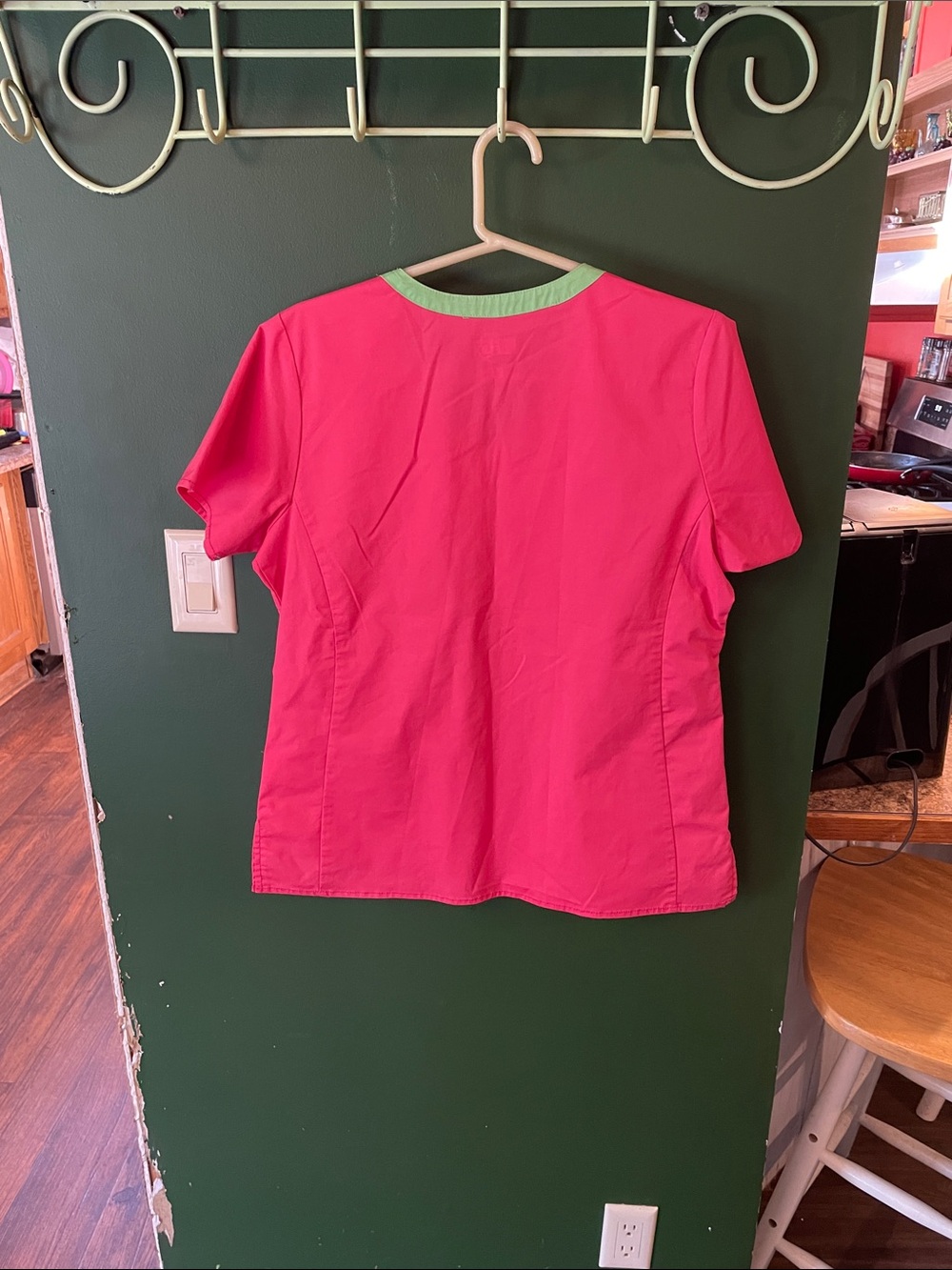 WonderWink V-Neck Short Sleeve Scrub Top in Bright Pink Size Medium - Picture 4 of 5